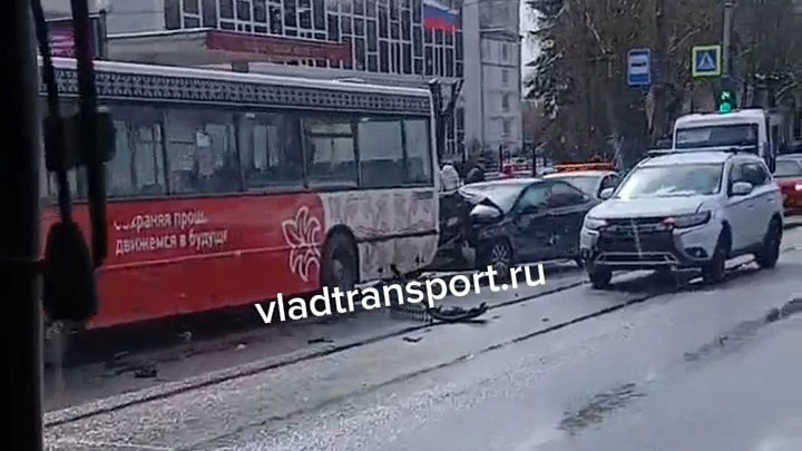 Автомобиль Skoda на полном ходу врезался в автобус