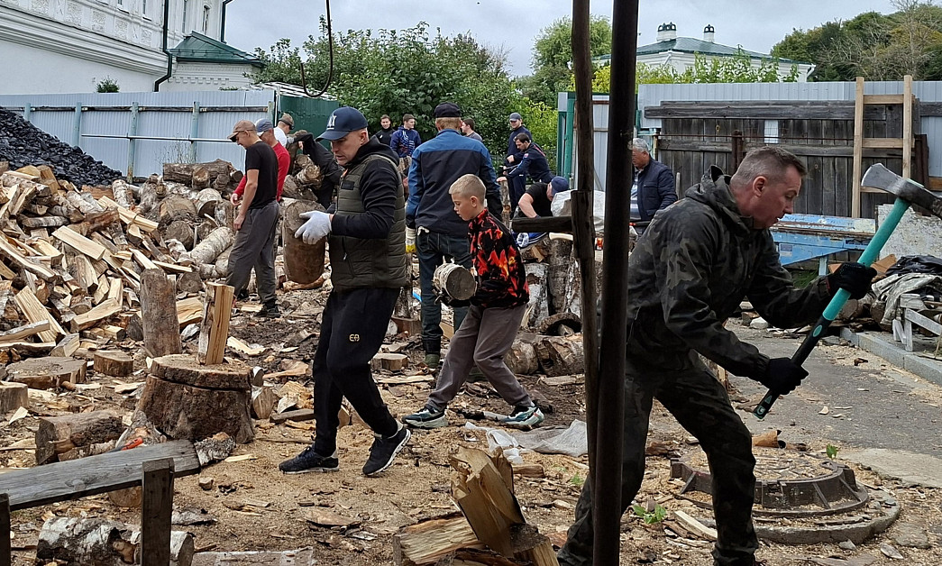 Мэр Владимира взял бензопилу и занялся заготовкой дров для женского монастыря