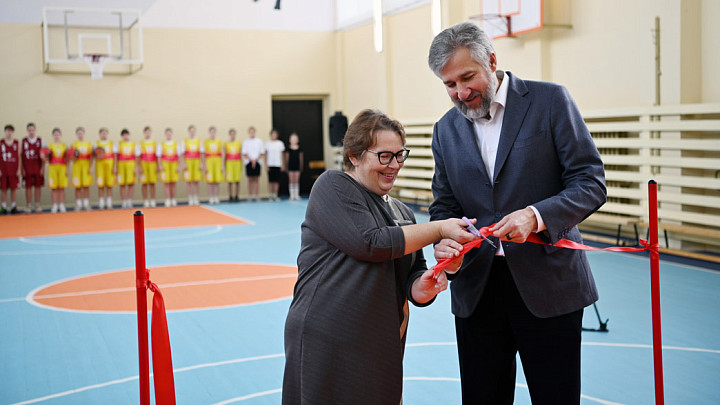 В школе №1 города Кольчугино отремонтировали спортзал в рамках проекта депутата Госдумы Григория Аникеева «Центр развития семьи»
