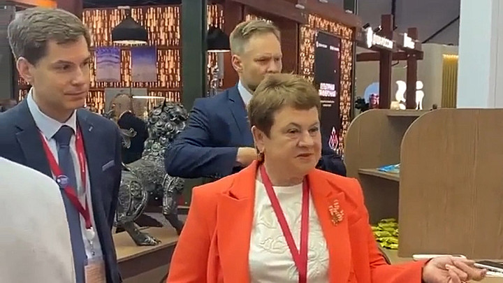 Экс-губернатор Светлана Орлова оценила креатив владимирского стенда на ПМЭФ-2026