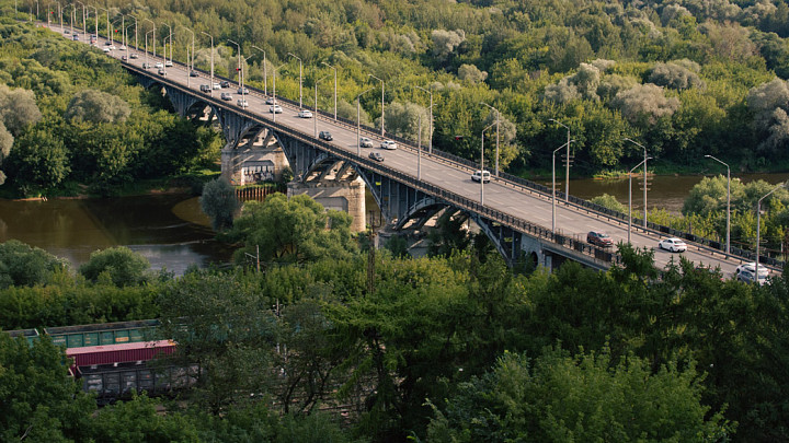 Ржавые перила моста через Клязьму в городе Владимире отремонтируют летом