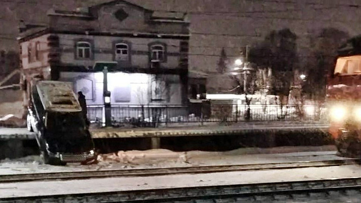 В Струнино автомобиль съехал на железнодорожные пути