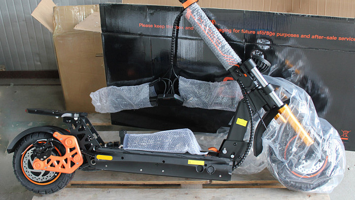 Владимирские таможенники подарили бойцам СВО конфискованные электросамокаты