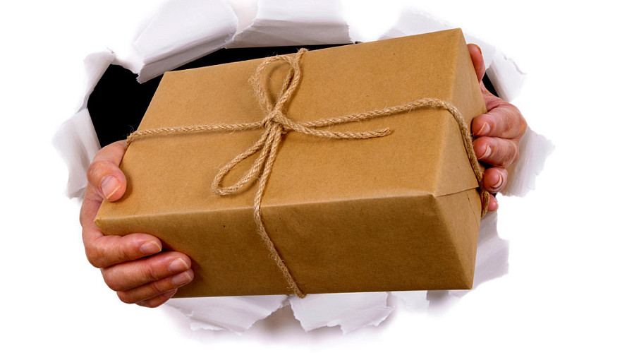 Сотрудница пункта выдачи заказов полгода обеспечивала себя одеждой и техникой