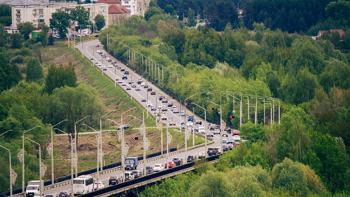 В субботу на дамбе в Загородный будет пробка — там ограничат движение до одной полосы