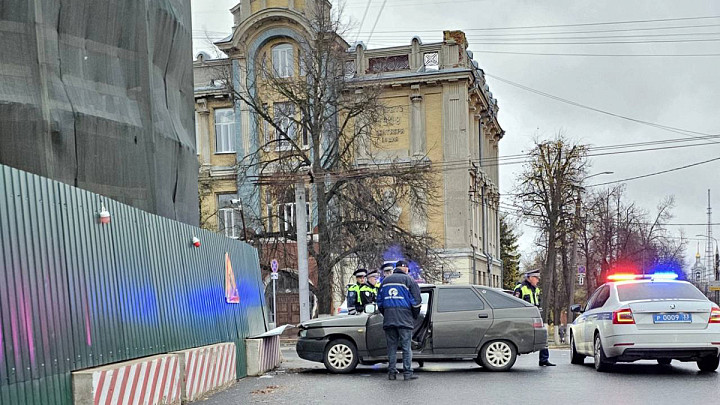 Пьяный водитель въехал в бетонное ограждение Золотых ворот