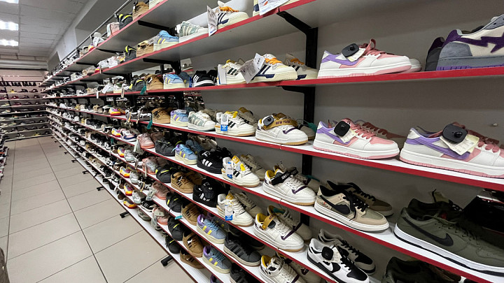 В Муроме пресекли продажу сотен пар контрафактных кроссовок Adidas