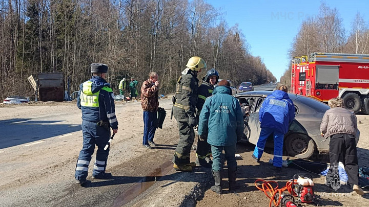 В аварии с мусоровозом один человек погиб и четверо ранены