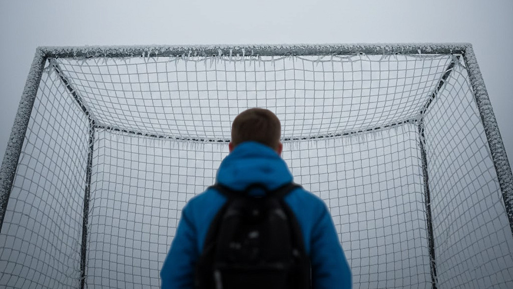 В дачном кооперативе подростку на голову упали футбольные ворота