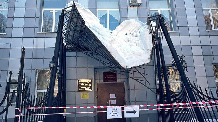 Снежная глыба «убила» козырек под входом в районный суд города Владимира