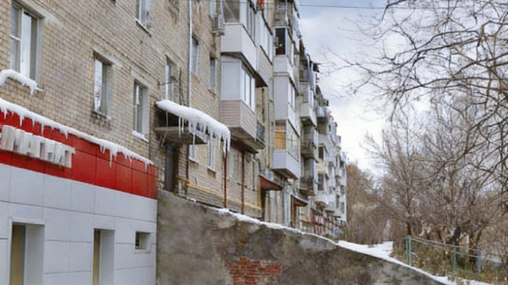 11-летняя девочка пострадала от падения льда с крыши многоэтажного дома