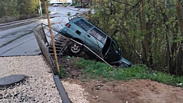 Водитель сбежал после падения машины с моста