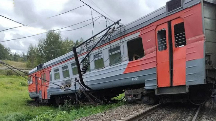 Момент столкновения поезда с грузовиком зафиксировал видеорегистратор