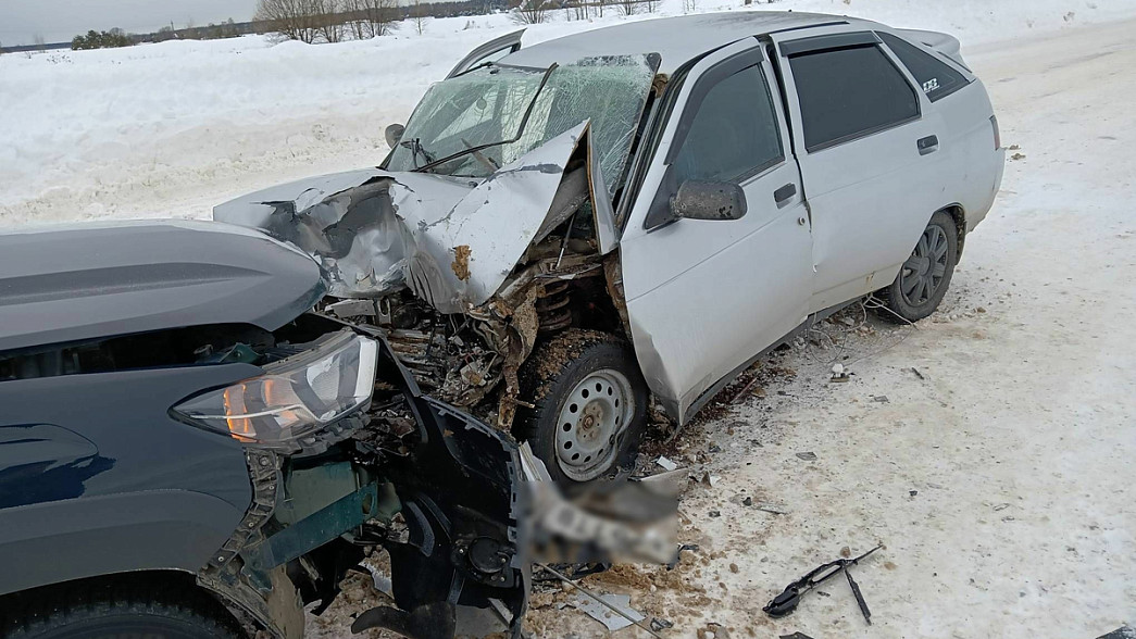 После столкновения отечественных легковушек в больницу попали четверо человек