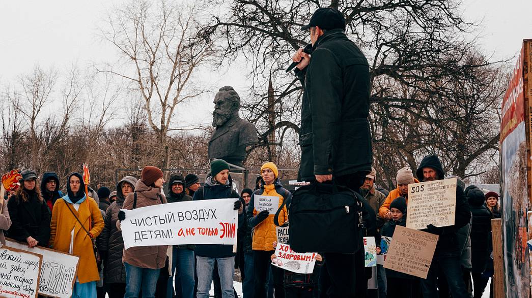 Жители Владимира второй раз за месяц вышли на антимусорный митинг — они требуют вернуть раздельный сбор мусора, снизить тарифы и выступают против завоза московских отходов