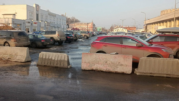 Парковку на Вокзальной площади Владимира закрывают