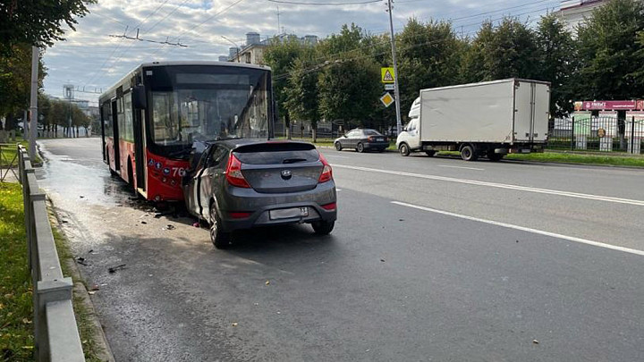 Водитель легковушки попал в реанимацию после столкновения с автобусом