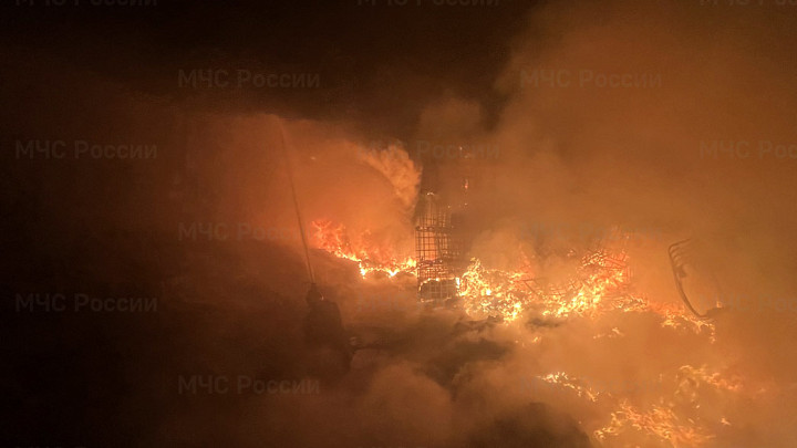 Гора мусора и склад сгорели в Петушках