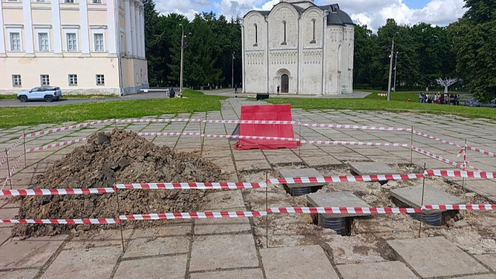 На смотровой площадке у Дмитриевского собора рабочие начали изготовление фундамента памятника князю Андрею Боголюбскому