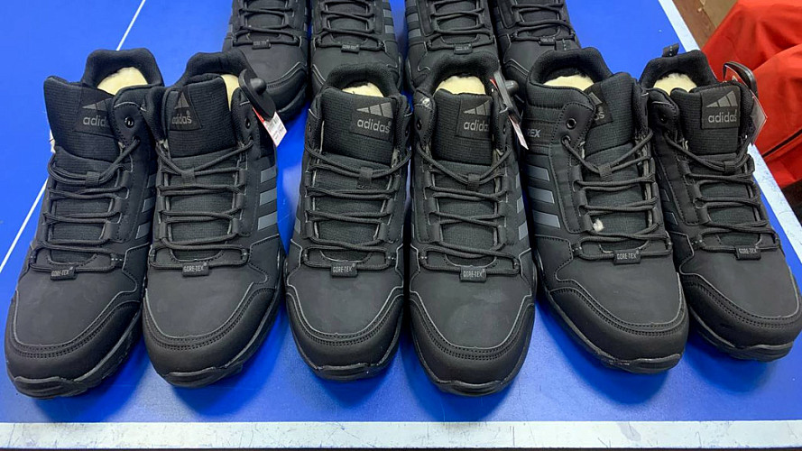 Владимирских покупателей лишили поддельных кроссовок Adidas