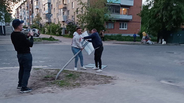 Братьев с улицы Северной отправили под арест за вырванный дорожный знак