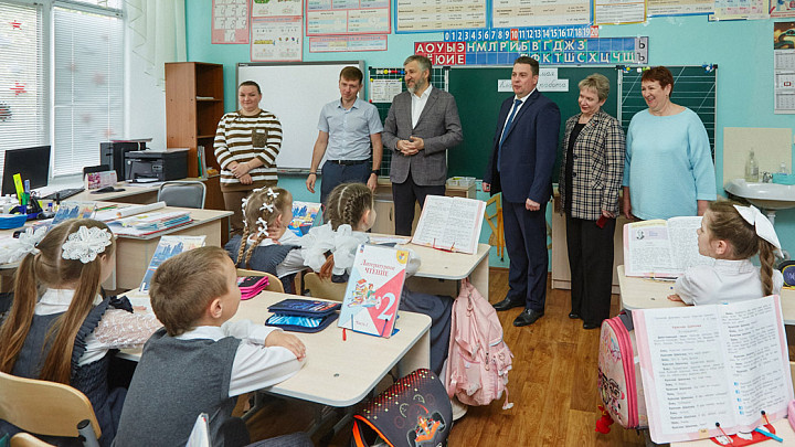 Григорий Аникеев оказывает поддержку владимирским школам