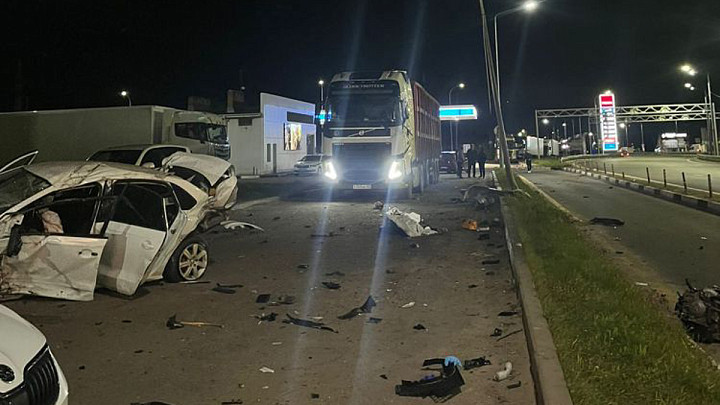 Автокатастрофа в Лакинске: машина вылетела на АЗС, где насмерть сбила дальнобойщика