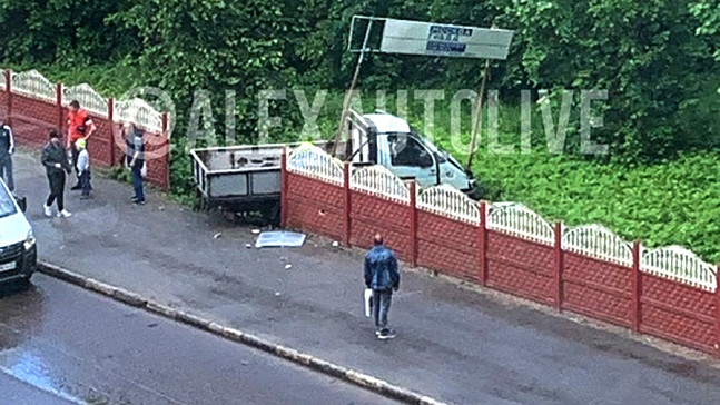 В Александрове пьяный водитель грузовика сбил пешехода и протаранил забор детской больницы