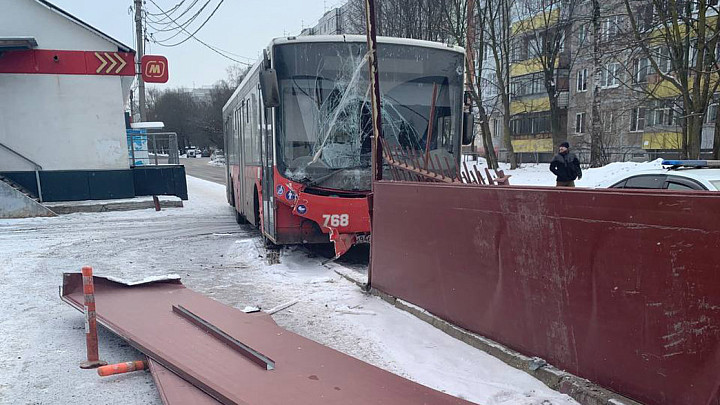 Во Владимире автобус протаранил автомойку