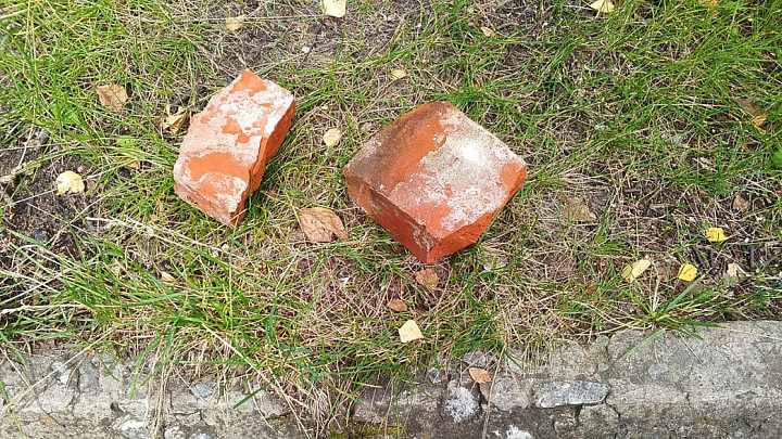 Житель Владимирской области бросил кирпич в лобовое стекло дорогостоящей машины