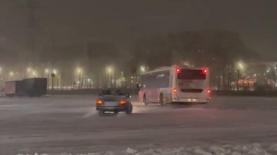 Дрифтовавшего у «Глобуса» водителя автобуса оштрафуют