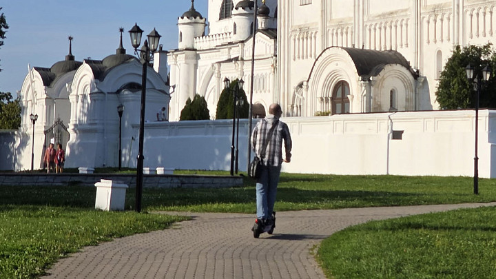 Владимирцам решили наглядно объяснить, где нельзя ездить на самокатах