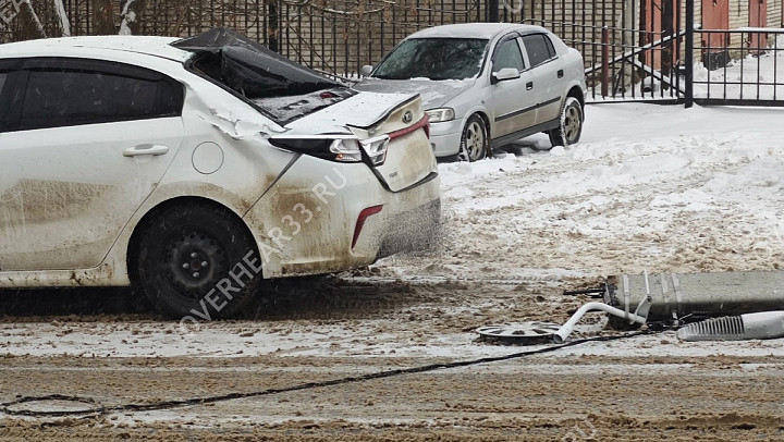 Во Владимире столб упал на машину