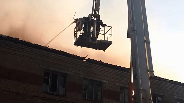 В Камешковском районе уже 18 часов ликвидируют пожар на деревообрабатывающем производстве