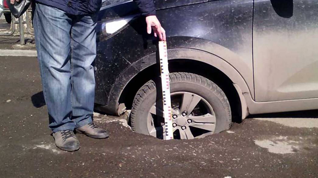 Владимирец отсудил более 400 тысяч рублей у мэрии за повреждение автомобиля в дорожной яме