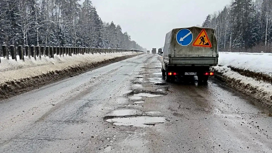«Зима ушла, прихватив асфальт»: федеральные трассы во Владимирской области снова в кратерах
