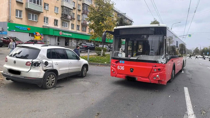 Авария с автобусом «Пиганово» - «Глобус»: в больницу госпитализированы две женщины