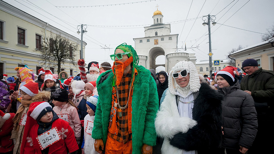 Деды Морозы и Снегурочки в 12-й раз пробежали по центру Владимира
