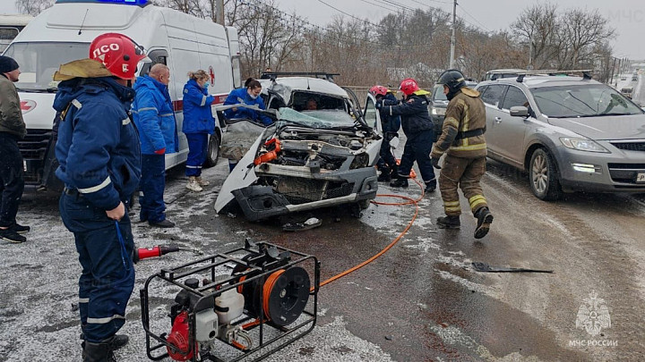 В столкновении автобуса и легковой машины пострадали четверо, в том числе ребенок