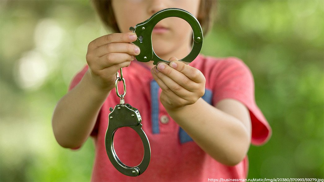Прокуратура требует отменить штрафы для двух маленьких девочек, которые украли в магазине детскую смесь