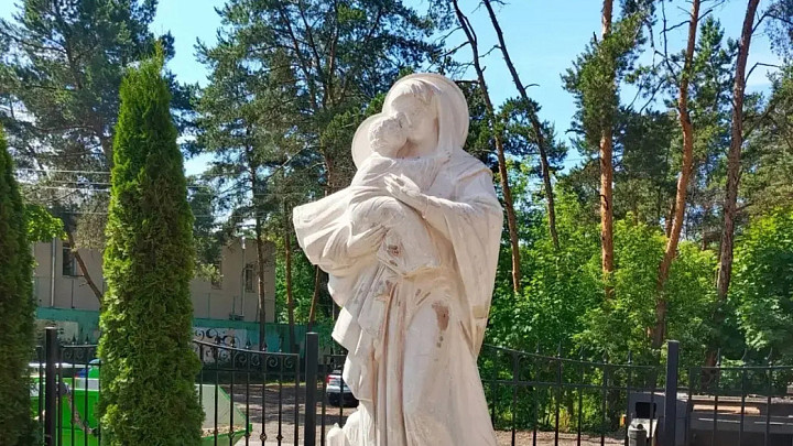 Новые белокаменные скульптуры находят свое место во Владимире