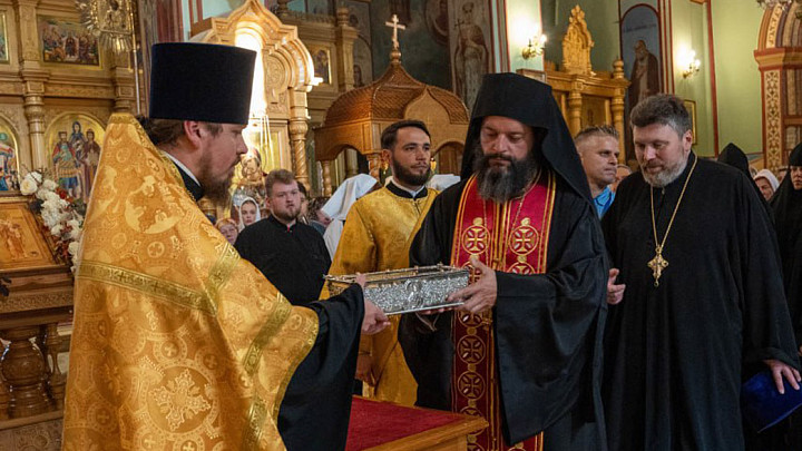 Владимир передал мощи святителя Спиридона в Москву вместе с религиозным ажиотажем