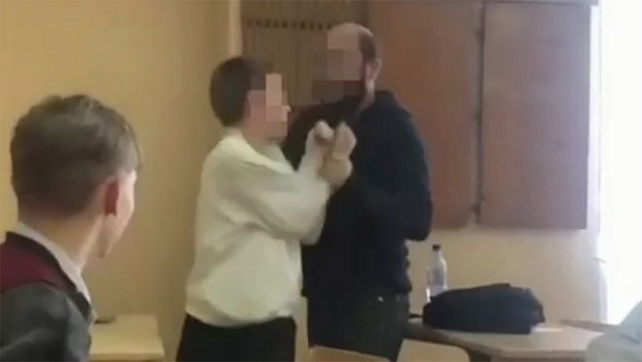 В Сети появилась петиция с требованиями защитить владимирского педагога, ударившего ученика