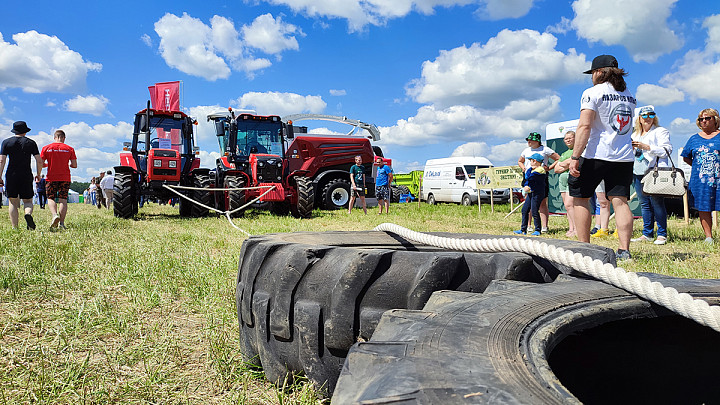Участники турнира по силовому экстриму в Собинке поставили рекорд в буксировке тракторов «Беларус» 