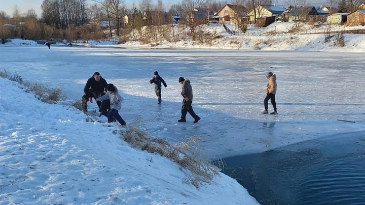 Прохожий вытащил детей, провалившихся под лед на пруду