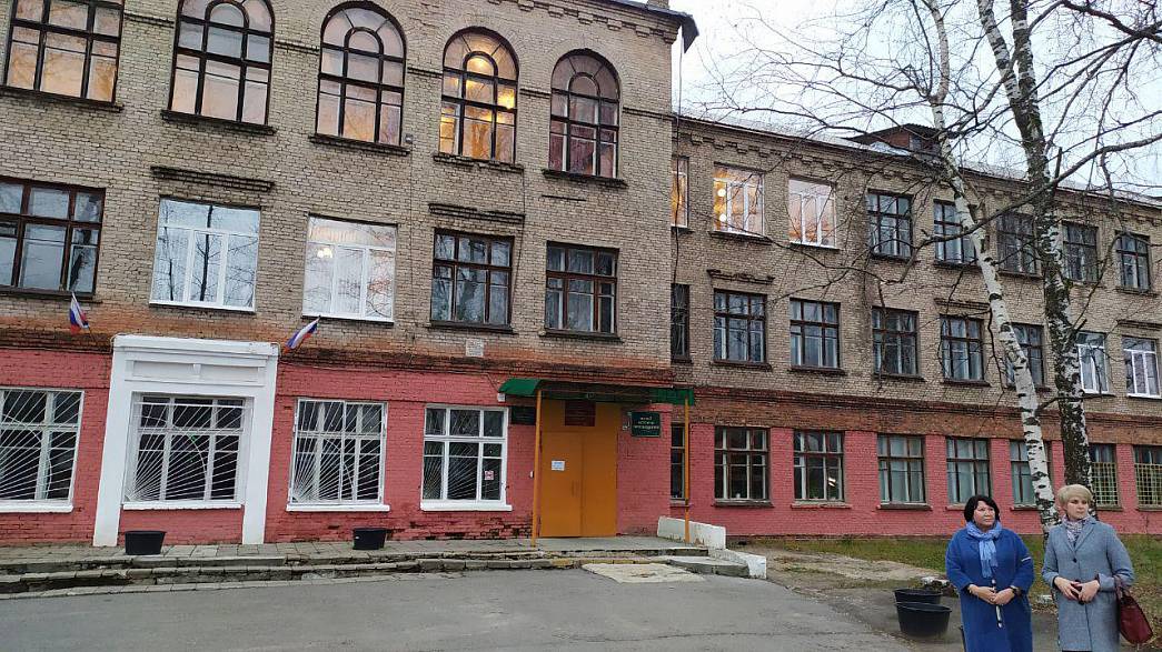 Губернатор Сипягин в рамках ревизии города Гусь-Хрустального осмотрел скандальную школу, которая разрушается из-за того, что ее признали памятником