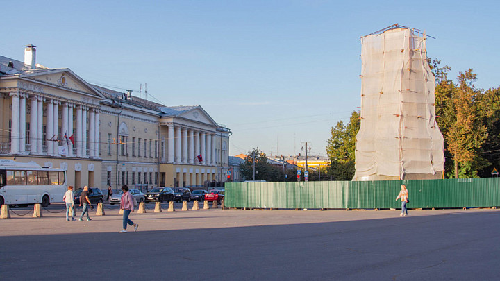 Что происходит под строительной сеткой монумента на Соборной площади Владимира?