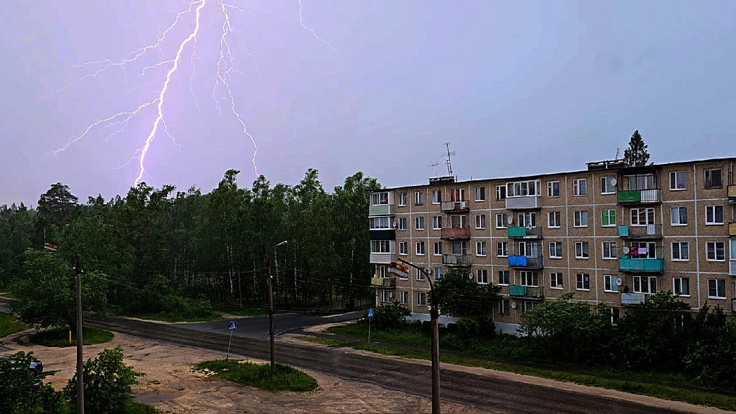 Жителям Владимирской области почти вернули отключенное из-за мощной грозы электричество