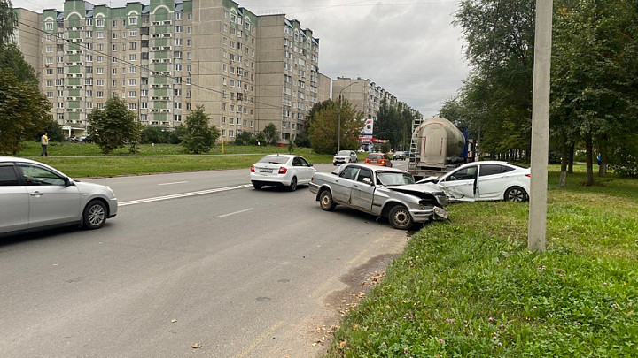 Пьяный водитель ретроавтомобиля «Волга» устроил аварию