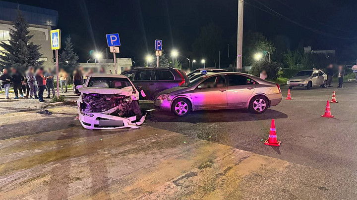 Водитель автомобиля Toyota Land Cruiser устроил большой автозамес на Вокзальной площади
